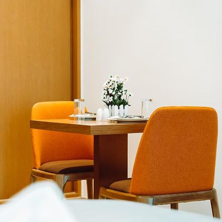 He Hotel Apartments Dubái Exterior foto A table and chairs