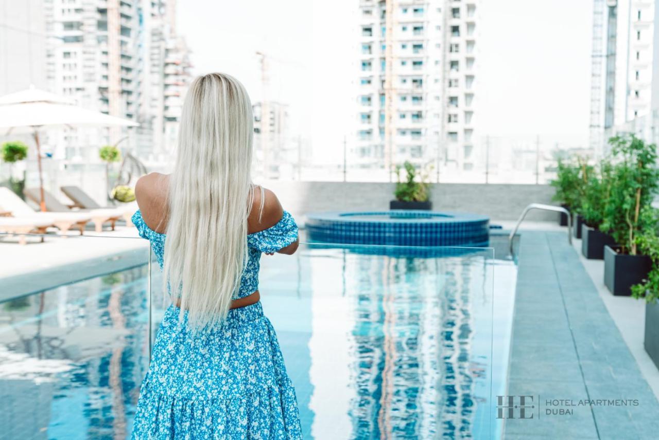 He Hotel Apartments Dubái Exterior foto A woman with long hair