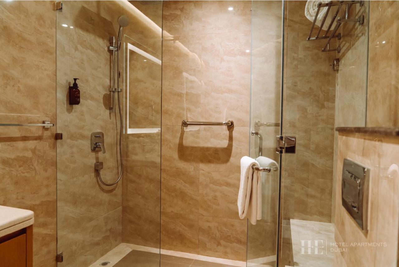 He Hotel Apartments Dubái Habitación foto A shower cubicle