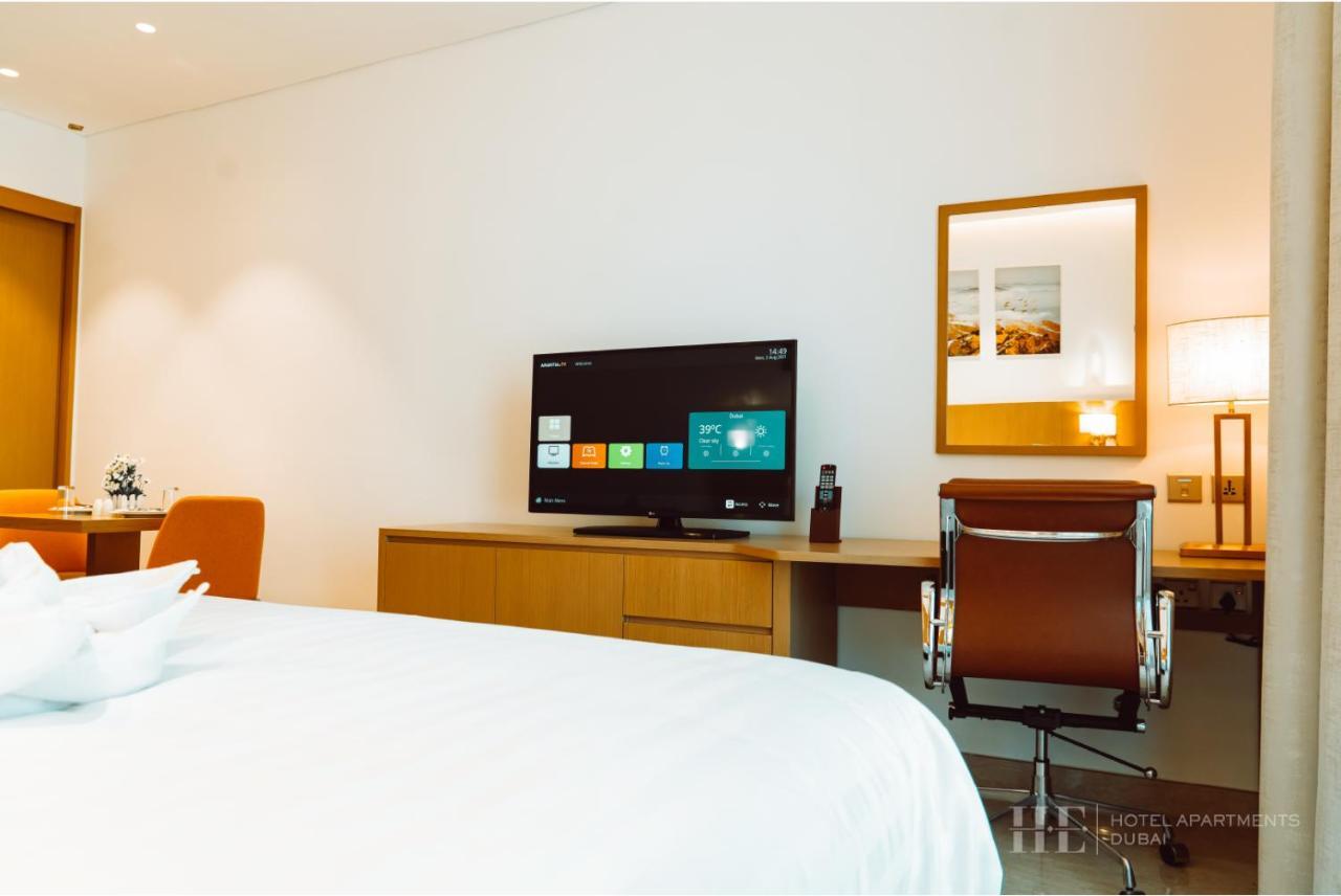 He Hotel Apartments Dubái Habitación foto A room at the hotel