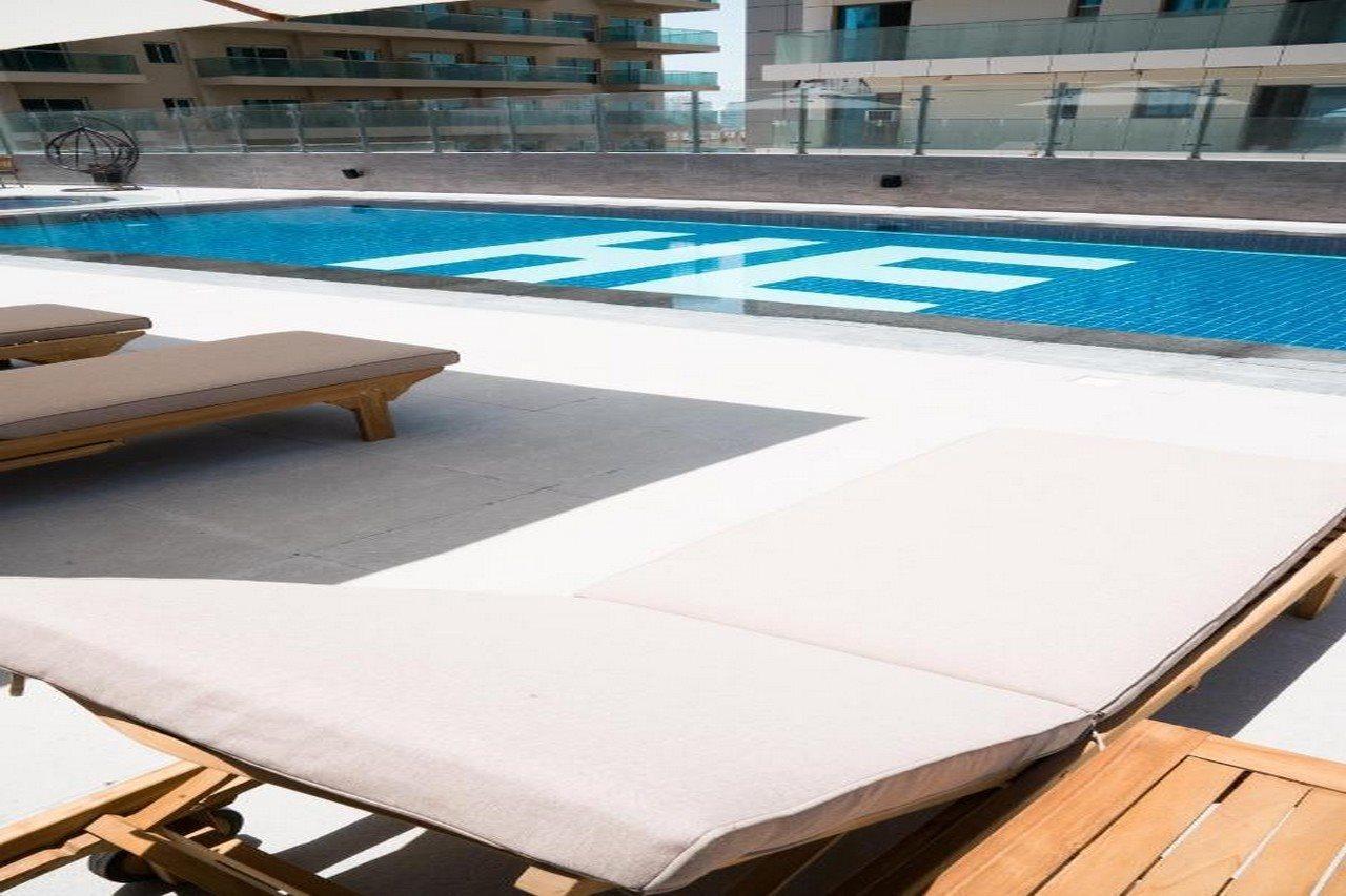 He Hotel Apartments Dubái Exterior foto A pool cover