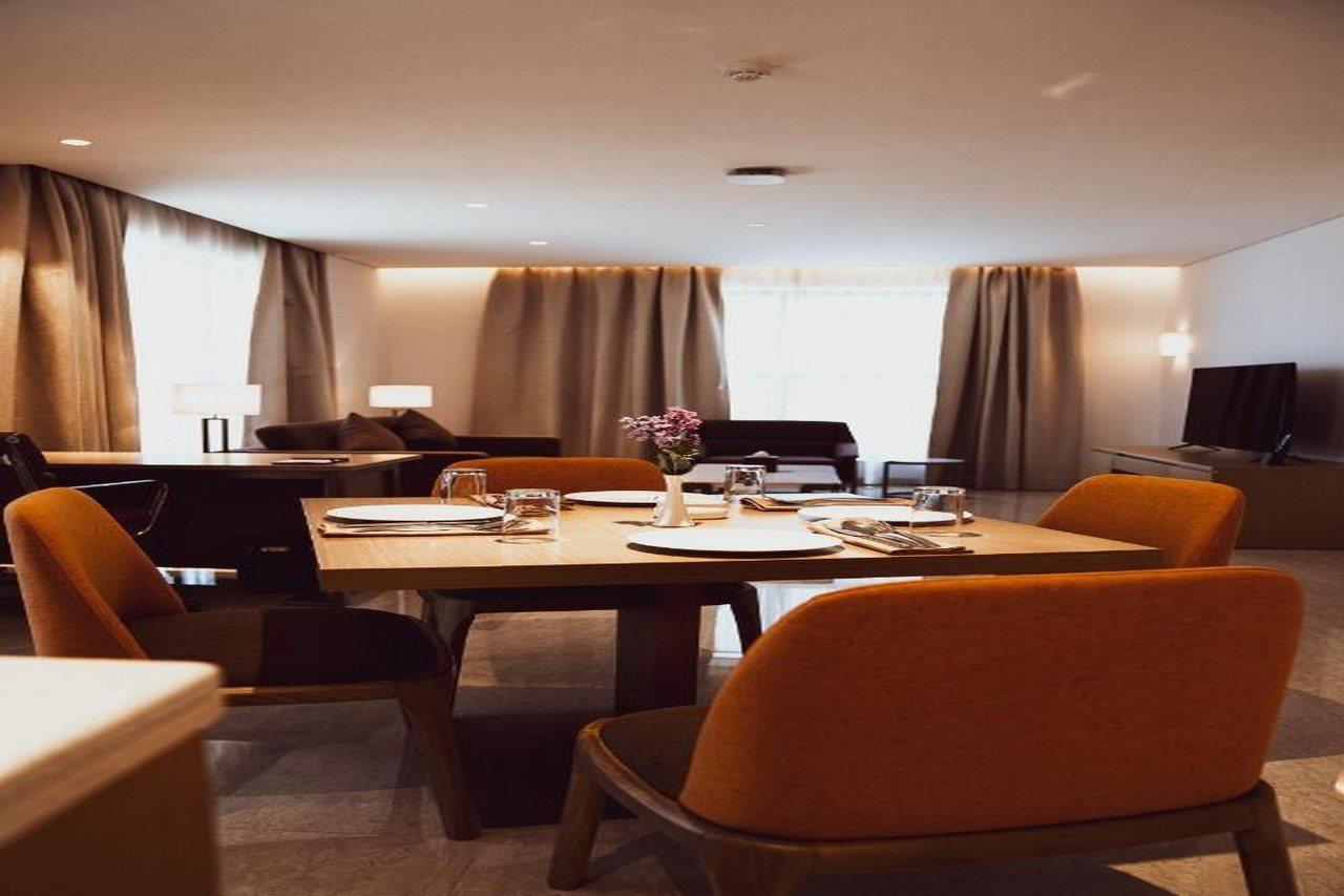 He Hotel Apartments Dubái Exterior foto The interior of a suite at the hotel