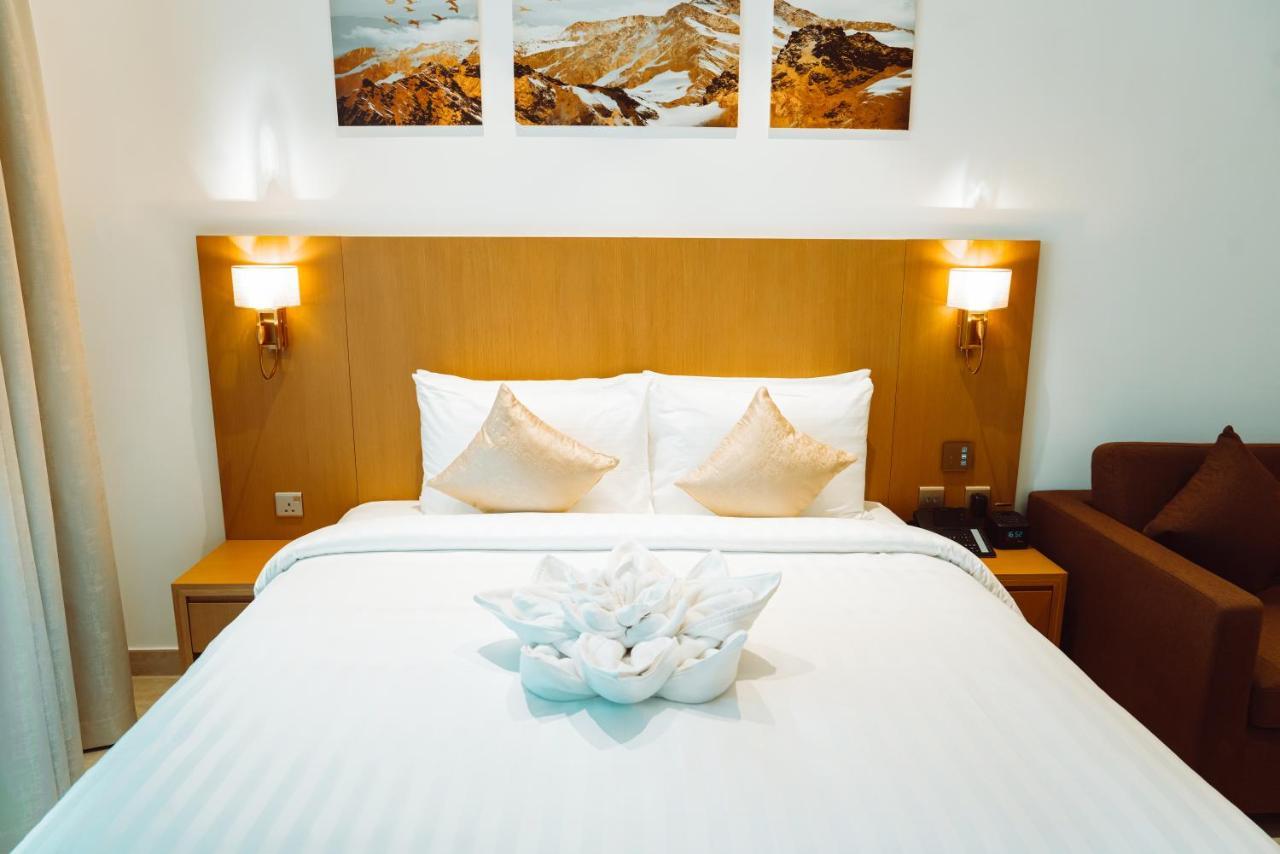 He Hotel Apartments Dubái Habitación foto A bed with a bedsheet