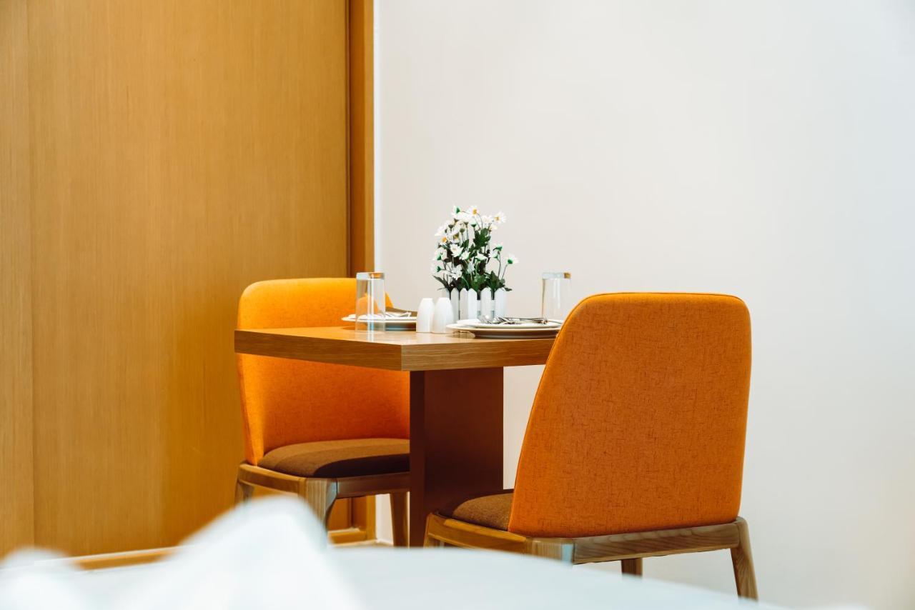 He Hotel Apartments Dubái Exterior foto A table and chairs